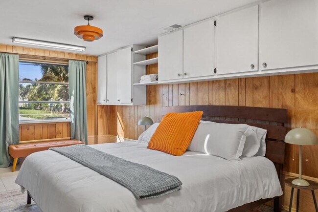 Building Photo - 451 Sharon Cir