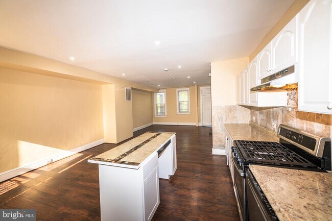 Building Photo - 3317 W Garrison Ave