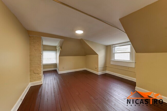 Building Photo - 138 E 11th Ave