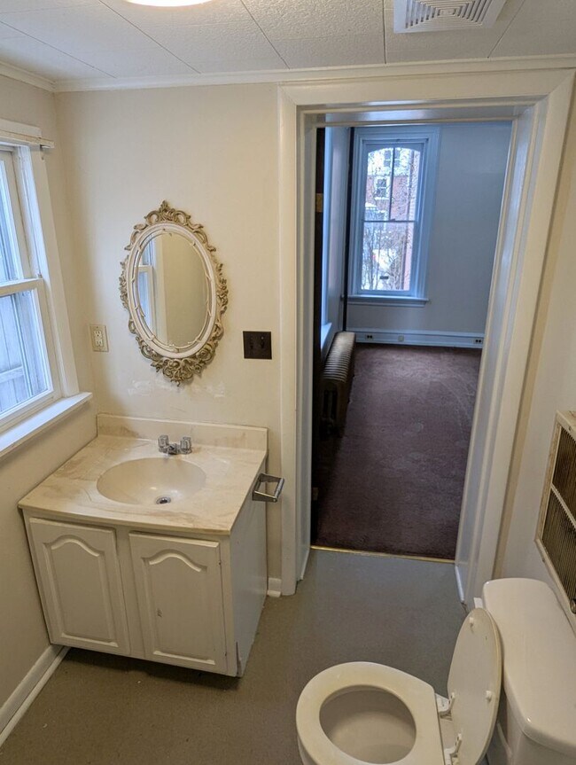 Building Photo - 716 Market St