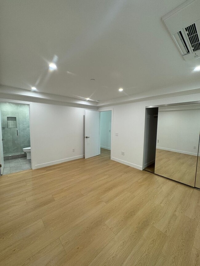 Building Photo - Spacious 1000 sq ft First-Floor Back ADU i...