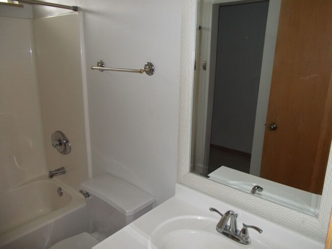 Building Photo - 3 Bedroom, 1 Bathroom Home.