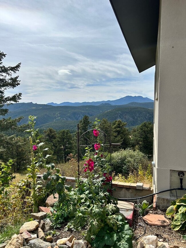 Building Photo - 2 Bedroom Mountain Home with Loft and Spec...