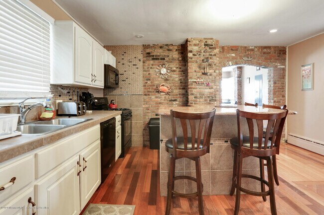 Building Photo - 201 Forman Ave