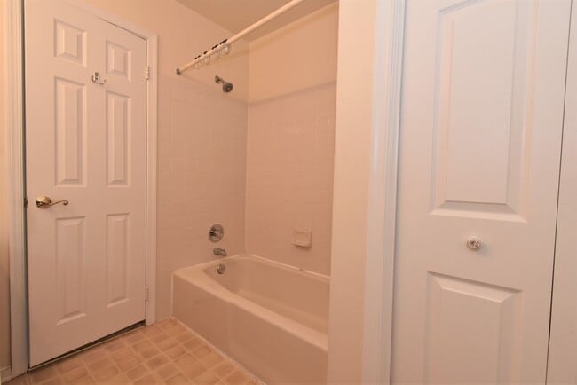 Building Photo - Big and Beautiful 2 Bedroom, 2 Full Bathroom, North Bethesda Condo!