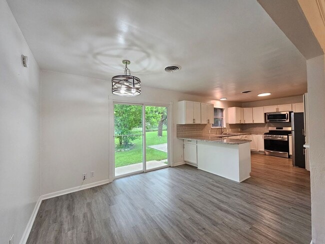 Building Photo - HUGE RENT REDUCTION AND $99 MOVE IN SPECIAL!