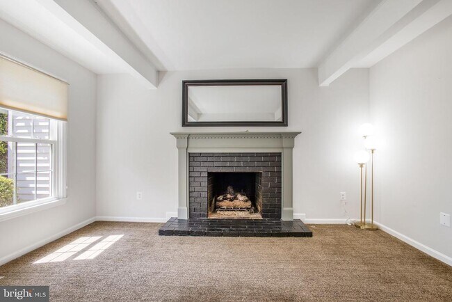 Building Photo - 9010 Lake Braddock Dr
