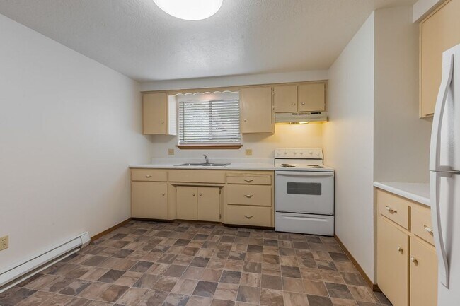 Building Photo - 2 bed 1 bath Rancher duplex