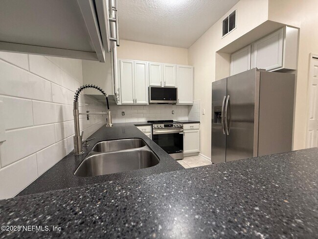 Building Photo - 7063 Deer Lodge Cir