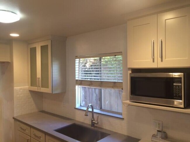Building Photo - 1676 Blue Jay Dr