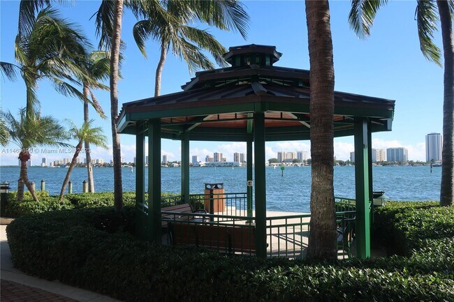 Building Photo - 2650 Lake Shore Dr