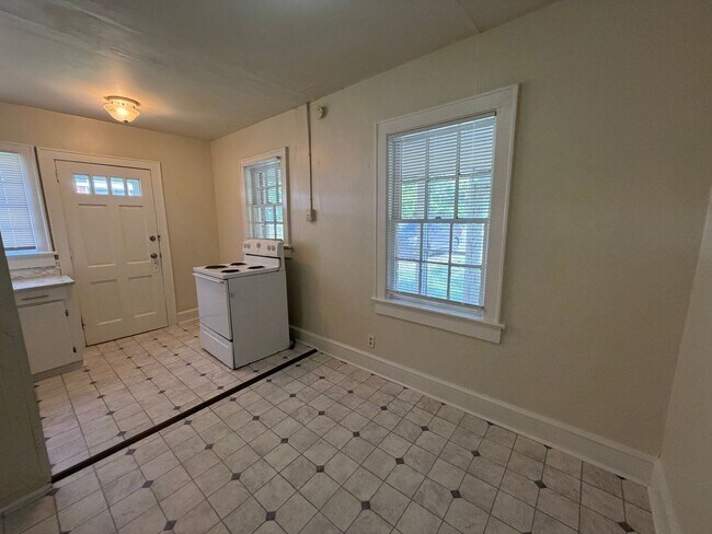 Building Photo - 419 N Elm St NW