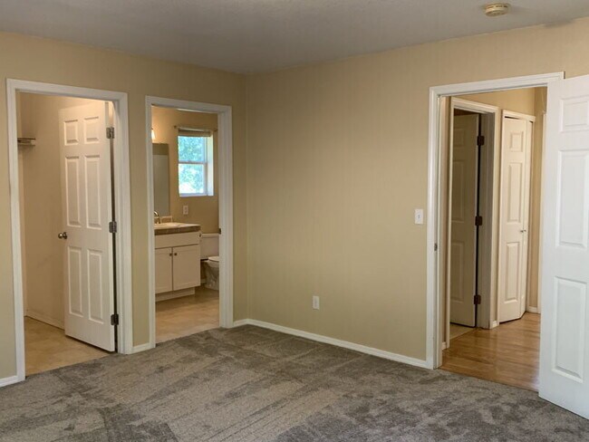 Building Photo - Spacious 2-bedroom home near Lyons Park; rent includes water