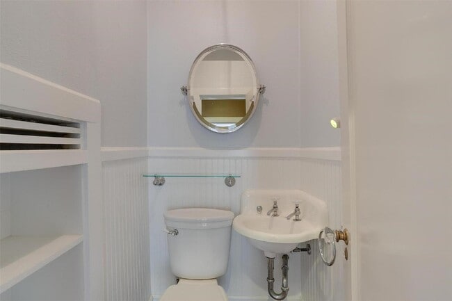 Building Photo - Charming home in Coveted Berkeley Place!