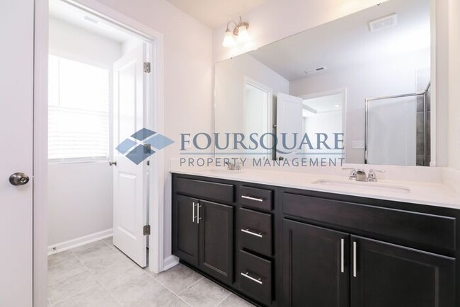 Building Photo - New Townhome | Washer/ Dryer Included |Fib...