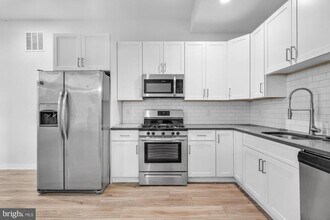 Building Photo - 385 Martin St