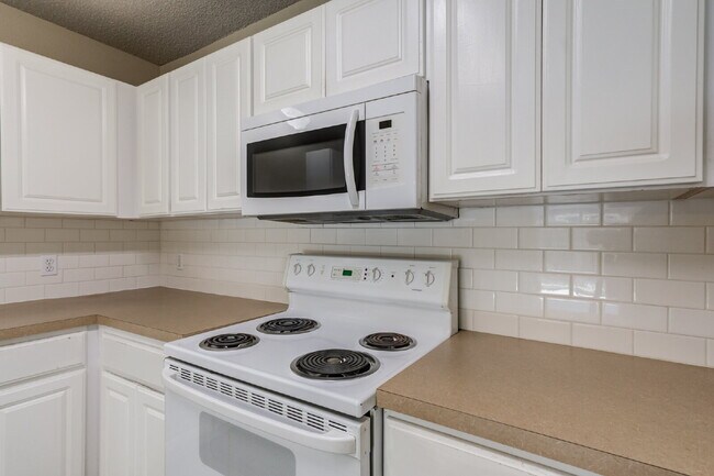 Building Photo - 3/2/2 plus a large basement on a Cul-de-Sac!