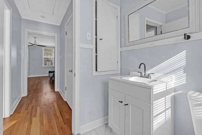 Building Photo - 2405 Eastwood Ave