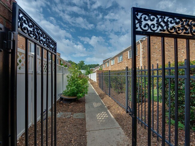 Building Photo - Stunning and completely updated townhome s...