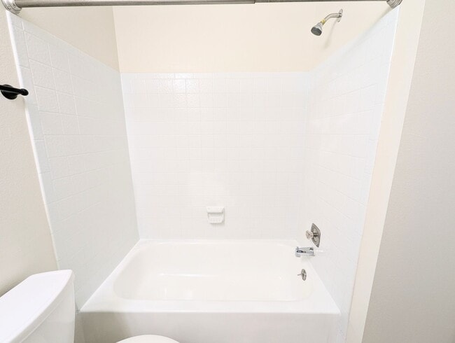 Building Photo - 2 Bedroom in Great Location