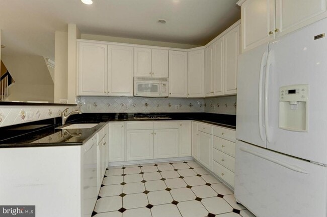 Building Photo - 2217 N Oak Ct