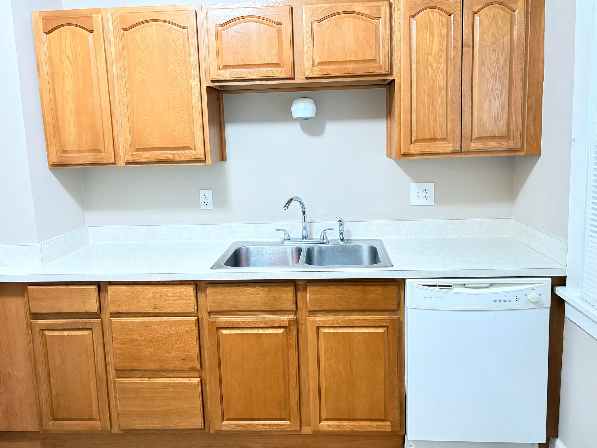 Building Photo - 693 Linwood Ave