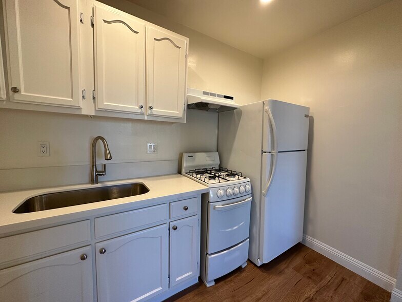 Building Photo - 265 S Manhattan Pl