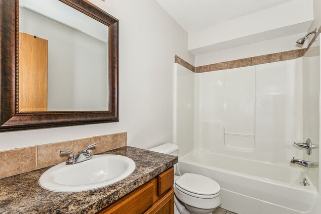 Building Photo - Spacious 3 bedroom 1 1/2 bath townhouse in...