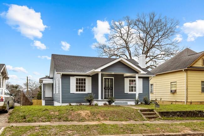 Building Photo - Beautifully Renovated 4 Bedroom 2 Bath Hom...