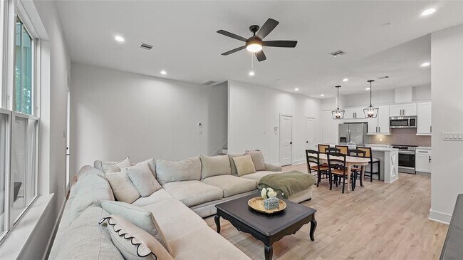 Building Photo - 6423 Highland Pine Ln