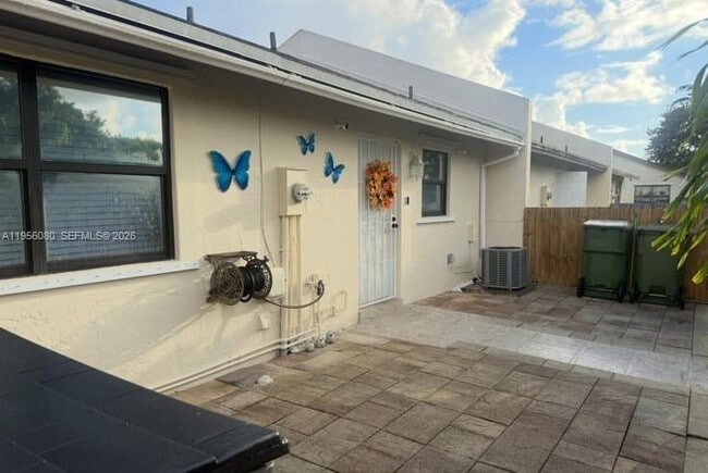 Building Photo - 1327 Towhee St