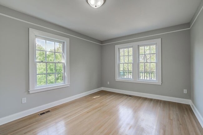 Building Photo - 2056 Summit Ave