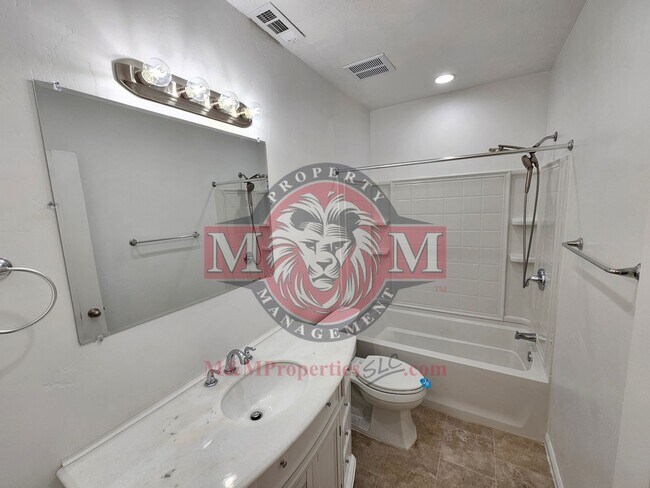 Building Photo - Great 5 Bed 2.5 Bath Home Newly Remodeled