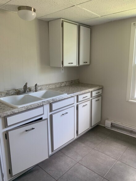 kitchen - 445 Westminster Ave