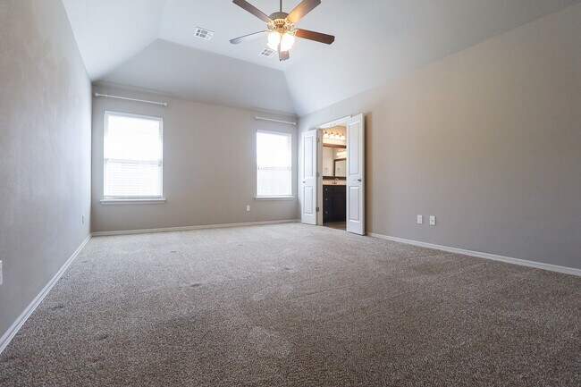 Building Photo - Spacious 3 Bedroom / 2 Bathroom with Modern Upgrade