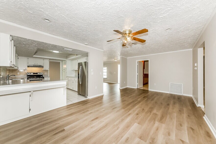 Building Photo - 4760 Greencroft Rd