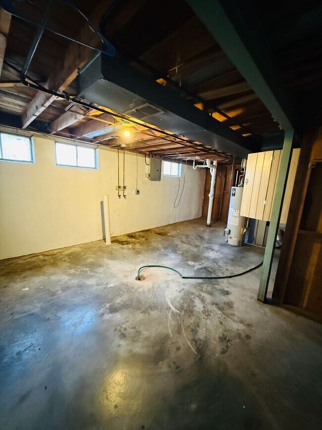 Building Photo - Spacious 3 bedroom home for Rent in Bellefontaine Neighbors