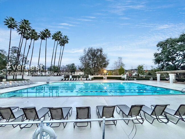 Building Photo - 9 Vía Espiritu