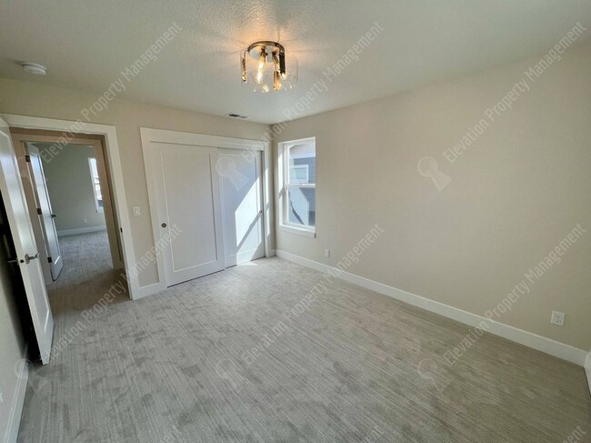 Building Photo - Gorgeous newly built in 2022 4 BR home in ...