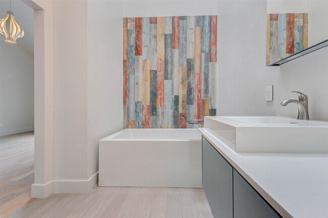 Building Photo - 1222 Marconi St