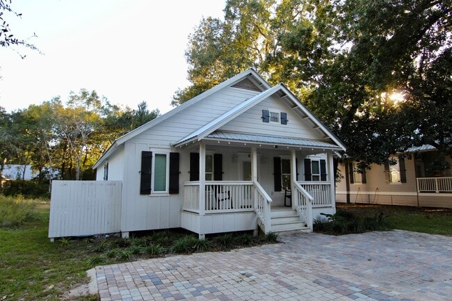 Building Photo - 8 Sally Ln