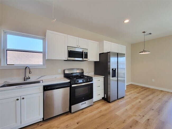 Building Photo - 1903 Mary St