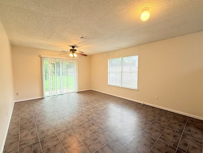 Building Photo - Spacious Triplex - Water Included
