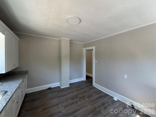 Building Photo - 704 N Miller Ave