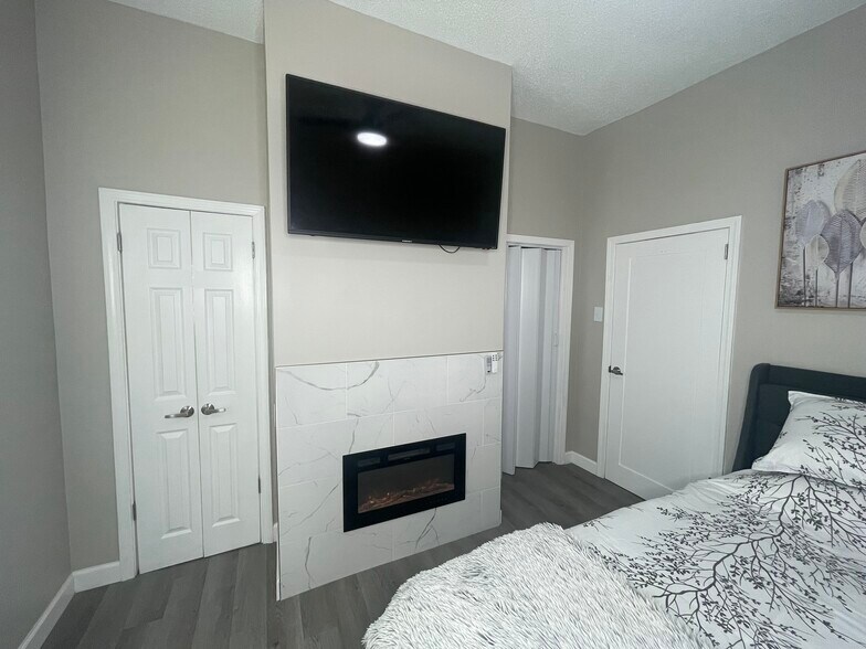 Building Photo - 2000 Walker Ave