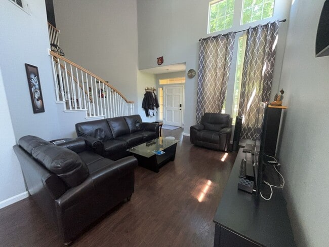 Building Photo - Spacious East Davis Home available in July!