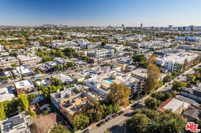 Building Photo - 900 N W Knoll Dr