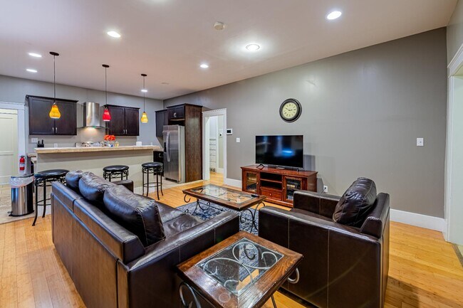 Building Photo - 902 Marquette Ave NW