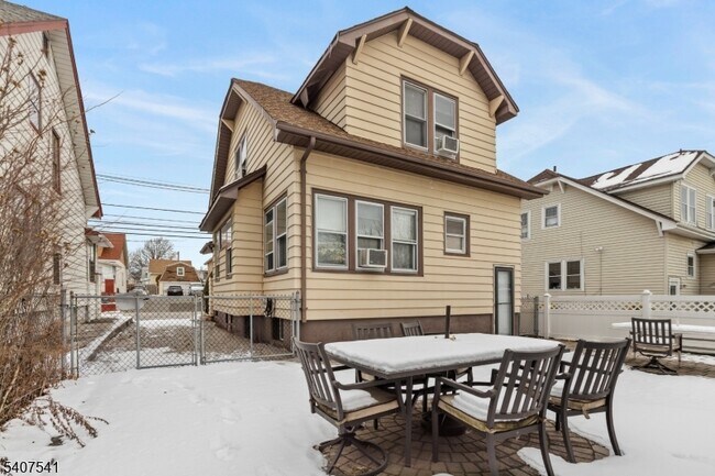 Building Photo - 199 E 7th St