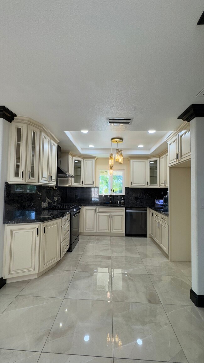 Primary Photo - 6552 N Augusta St